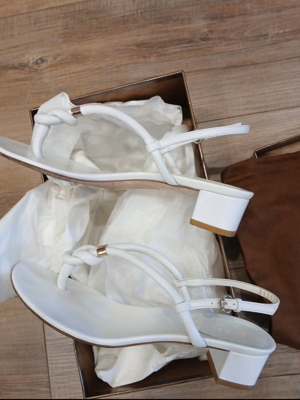 Gucci White Leather Strappy Thong Sandals with Gold Accent - Picture 4 of 7